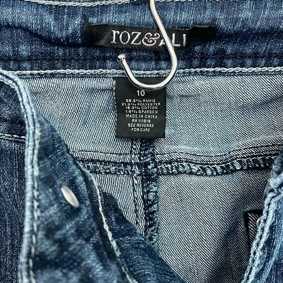 Roz & Ali Size 10 Bejeweled Jean Capris - Picture 3 of 4